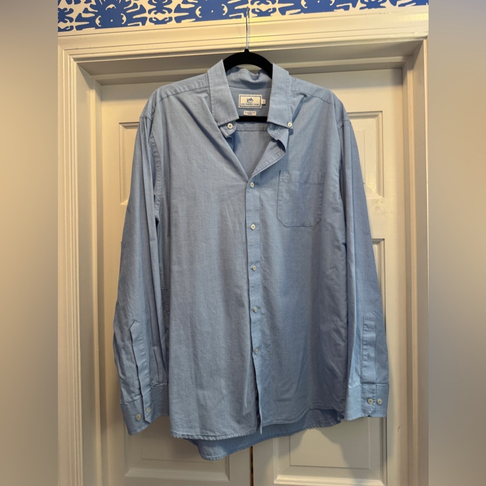 Beautiful blue cotton Southern Tide dress shirt. Size men Large
